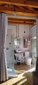 ein Badezimmer mit Badewanne und Waschbecken in der Unterkunft Corredera Travel 5 in Córdoba + 26 Fotos