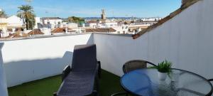 ein Tisch und Stühle auf einem Balkon mit Aussicht in der Unterkunft Corredera Travel 5 in Córdoba