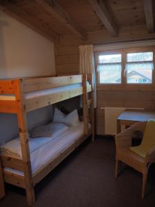 1 dormitorio con 2 literas en una cabaña en Ferienwohnungen Berger en Scheidegg