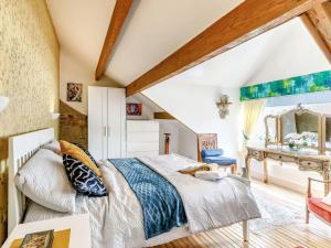 Dormitorio con cama y espejo en el ático en Central Tod Cottage, en Todmorden