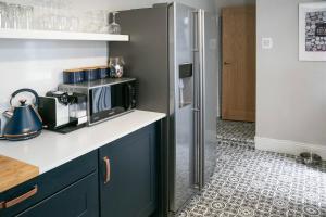 una cucina con forno a microonde e frigorifero di Host & Stay - Saltburn Sea House a Saltburn-by-the-Sea