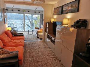 ein Wohnzimmer mit einem Sofa und einem TV in der Unterkunft Haus am Rhein Köln in Köln