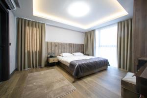 1 dormitorio con cama y ventana grande en MAD INN HOTEL & SPA en Ankara