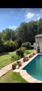 a swimming pool in a yard next to a house at BanTelmo in Juana Koslay 