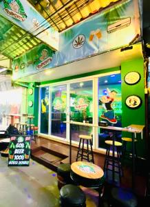 Restaurace v ubytování Popeyes Hostel Patong