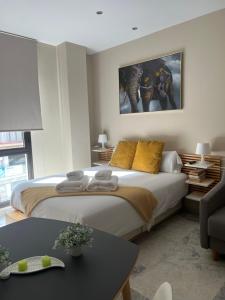 A bed or beds in a room at Premium Center Alameda