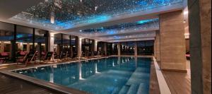 Bazén v ubytování Apartman D&V Milmari Resort S10 nebo v jeho okolí