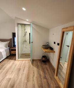 Llit o llits en una habitació de Elaionas Estate Perdika