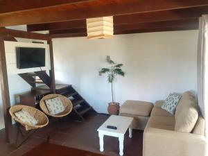 un salon avec un canapé et une table dans l'établissement La posta de corumba, à La Paloma