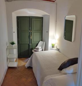 een slaapkamer met een bed, een stoel en een spiegel bij Corredera Travel 4 in Córdoba