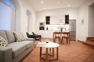 a living room with a couch and a table at Casa Arcadia in Córdoba