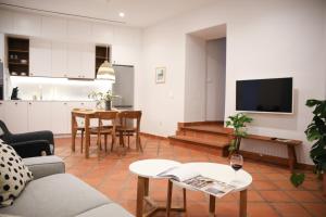 sala de estar con sofá y mesa en Casa Arcadia, en Córdoba