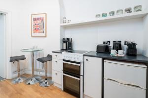cocina con fogones y encimera en Soho & Covent Garden Apartment, Sleeps 3, en Londres