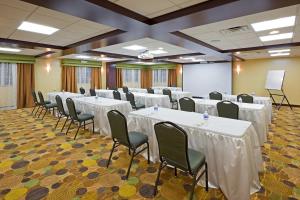 uma sala de conferências com mesas e cadeiras brancas em Holiday Inn Express Absecon-Atlantic City Area, an IHG Hotel em Absecon