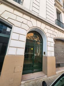 an entrance to a building with a green door at Habitaciones en Suite Balcarce in Buenos Aires