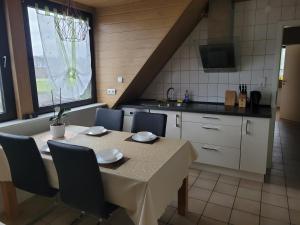 a kitchen with a table and chairs in a kitchen at Ferienwohnung in Scharnebeck in Scharnebeck