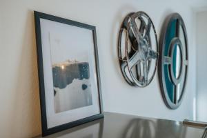 uma moldura de imagem numa mesa ao lado de um espelho em Casa Allegranza em Cotillo