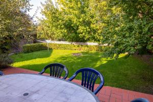 einen Tisch und Stühle an einem Tisch im Garten in der Unterkunft Ferienhaus Göhren-Lebbin in Göhren-Lebbin