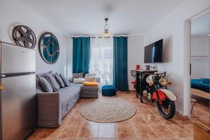 una sala de estar con sofá y motocicleta en Casa Allegranza, en Cotillo
