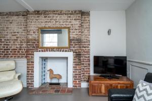 uma sala de estar com uma parede de tijolos e uma lareira em Trendy Apartment in Central Soho - Piccadilly em Londres