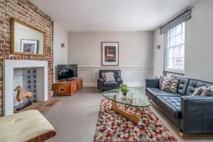 uma sala de estar com um sofá e uma mesa em Trendy Apartment in Central Soho - Piccadilly em Londres