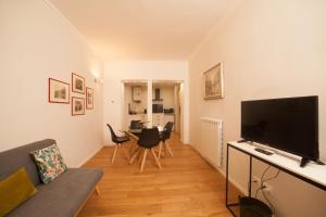 TV a/nebo společenská místnost v ubytování Santantonio Suite, Porta Susa