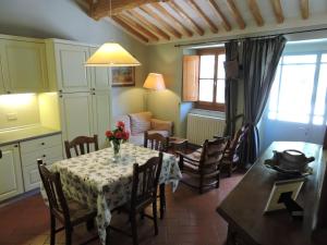 cocina y comedor con mesa y sillas en Agriturismo Montereggi, en Fiesole