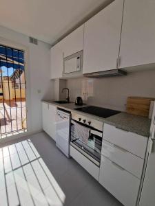 Kuchyňa alebo kuchynka v ubytovaní Ático moderno con terraza privada en Málaga centro