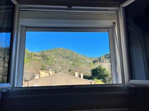 ventana con vistas a la montaña en Cosy Provençal, en Belgentier