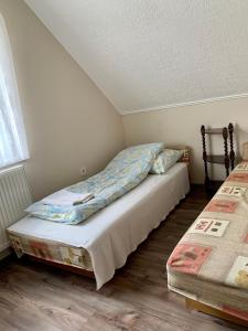 キシュクンマイシャにあるAttila Vendégházのベッドルーム1室(ツインベッド2台付)