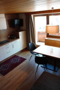 cocina y comedor con mesa y ventana en Haus Biberkopf, en Lech am Arlberg
