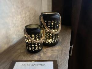 dois sapatos pretos e dourados sentados numa mesa em Prána Apartman em Herend