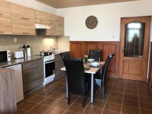 Kuchyňa alebo kuchynka v ubytovaní Prána Apartman