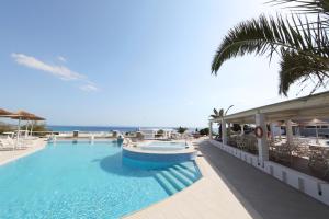 Bazén v ubytování Kavuras Village Hotel & Suites nebo v jeho okolí