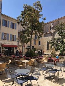 a group of tables and chairs in a courtyard at Laura ,Cœur de ville, port et plages la Ciotat in La Ciotat
