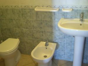 a bathroom with a toilet and a sink at Casamareblu in Parghelia