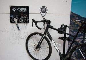 uma bicicleta estacionada ao lado de uma parede com uma placa em Buccara Apartments Kitzbühel em Kitzbühel
