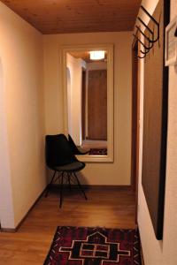 レッヒにあるHaus Biberkopfの椅子と窓のある部屋