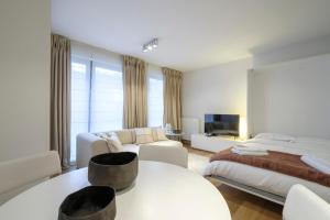 ein Schlafzimmer mit einem Bett und ein Wohnzimmer in der Unterkunft Charmant Studio proche de la Toison d'Or in Brüssel