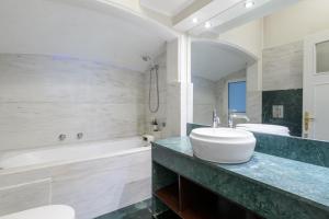 Kúpeľňa v ubytovaní Presidential Apartment by Athens Stay