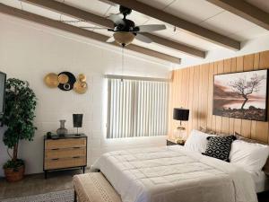 1 dormitorio con 1 cama y ventilador de techo en Joshua Tree National Park - Cozy Palms Getaway, en Twentynine Palms