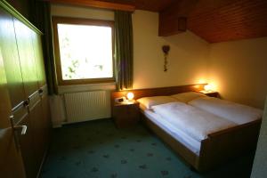 1 dormitorio con 2 camas y ventana en Ferienwohnungen Stemer, en Schruns