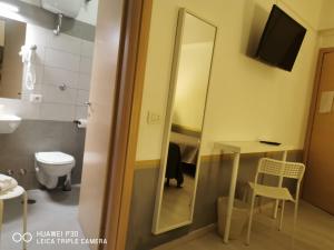 ローマにあるDomus Viatorisのバスルーム(鏡、洗面台、トイレ付)