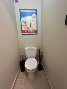 ein Bad mit einem WC und einem Plakat an der Wand in der Unterkunft IMMOGROOM - Total renovation 2023 - At the foot of the slopes - Wifi - in Tignes