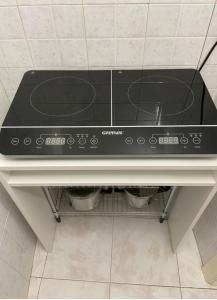 カターニアにあるCutelli Appartamentのコンロ、キッチンカウンター