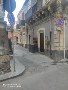 カターニアにあるCutelli Appartamentの建物の前の道路標識