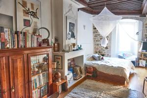 Giường trong phòng chung tại La Suite Sainte Claire