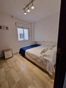 a bedroom with a bed and a window at 2 rooms con piscina litoral in Málaga