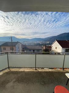 einen Balkon mit Stadtblick in der Unterkunft Riaho Apartment in Mostar