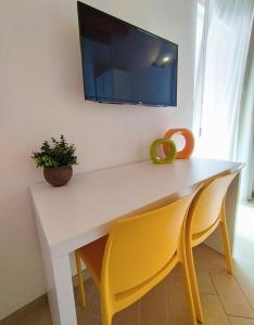 Televízia a/alebo spoločenská miestnosť v ubytovaní Alcamo Rooms con garage privato